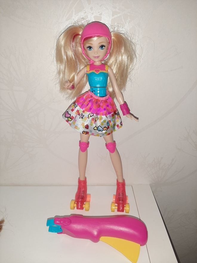 BARBIE VIDEOPELISANKARI RULLALUISTELIJA