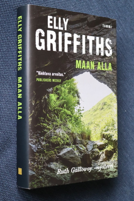 Elly Griffiths: Maan alla ( 1.p. 2021 )