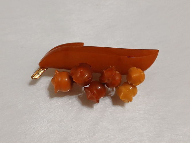 Upea  Meripihka solki rintakoru rintaneula, baltic amber, it