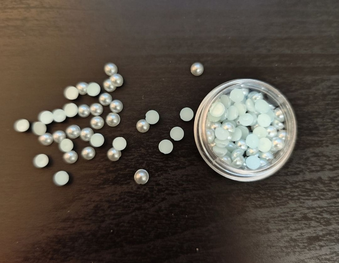4mm vaaleansinisiä helmenpuolikkaita 100 kpl