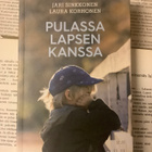 Jari Sinkkonen - Pulassa lapsen kanssa (nid.) - pikkukuva 2