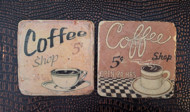 Kaksi keraamista lasinalusta 50s fiftari coffee 5c
