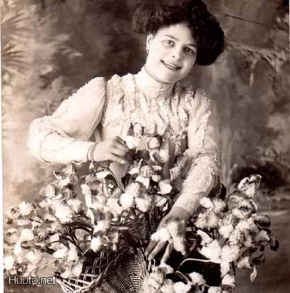 NAINEN / Hymyilevä tyttö, iso kukka-asetelma. 1900-l.