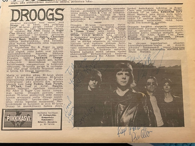 Droogs -yhtyeen nimikirjoitukset lehdessä
