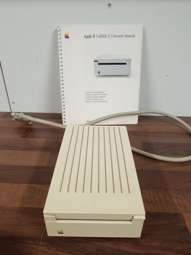 Apple Unidisk 3.5 korppuasema Apple II tietokoneelle + softa