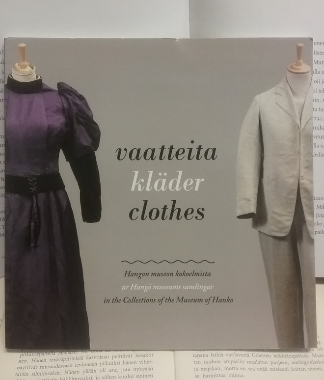 Vaatteita Hangon museon kokoelmista (nid.)