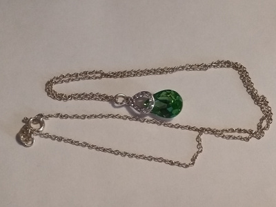 Kaunis hopeansävyinen kaulaketju riipuksella,  48,0 cm.