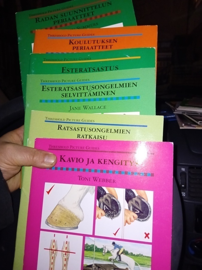 6 kpl kokoelma Perhemediat hevosaiheisia opaskirjoja paketti