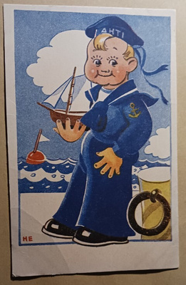 ME: Meripoika, laiva kädessä, Ahti-laiva -päähine, k. k-k