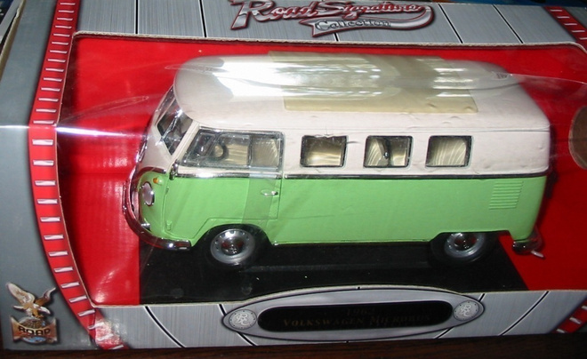 VW Junis bussi 1/18 Road Signature
