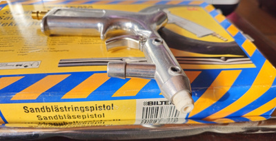 HIEKKAPUHALLUSPISTOOLI, BILTEMA