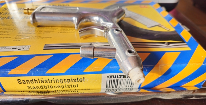 HIEKKAPUHALLUSPISTOOLI, BILTEMA