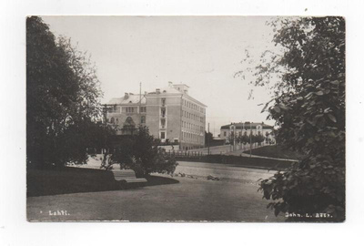 Lahti: puistoa ja takana Kansanopisto