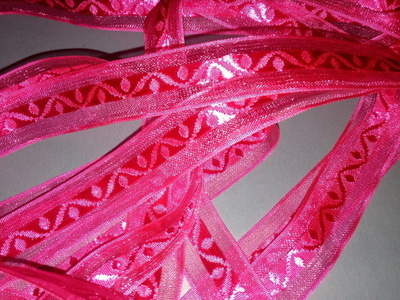 4 m pinkki satiininauha , koristeltu