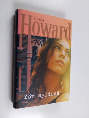 Linda Howard : Yön sylissä