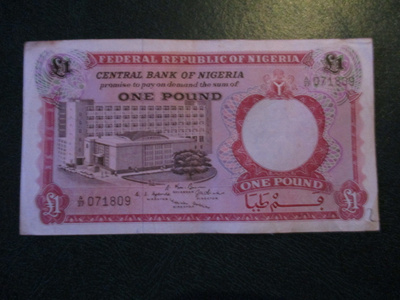 NIGERIA  ONE POUND 1967 P-8   (K13-S8)