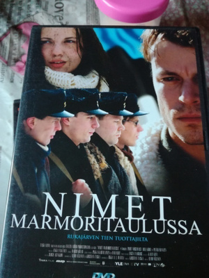 Nimet marmoritaulussa