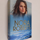 Nora Roberts : Aaltojen armoilla ; Nousuvesi - pikkukuva 1