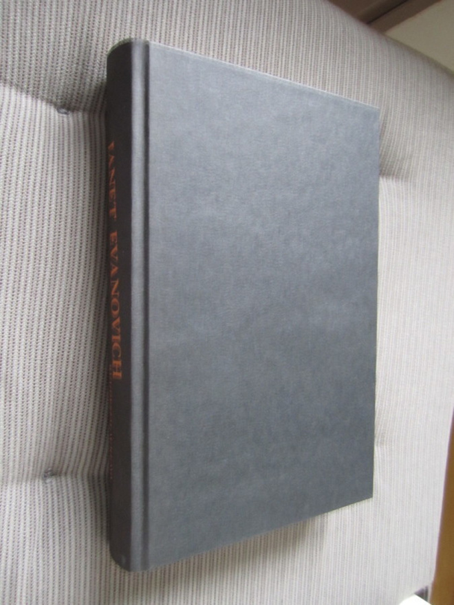 Janet Evanovich : Kuudestilaukeava (1.p. 2011 )