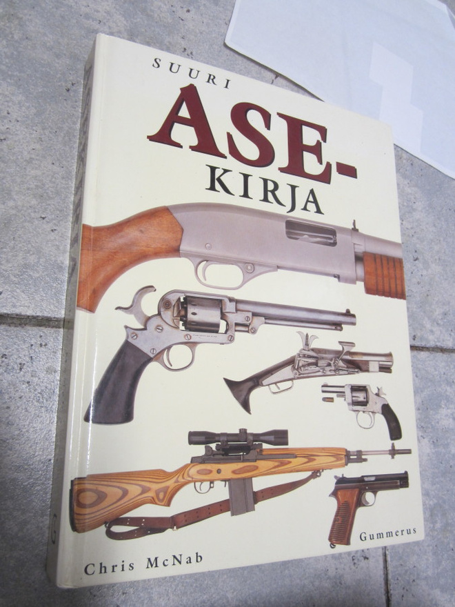 Chris McNab : Suuri asekirja ( hyväkuntoinen )