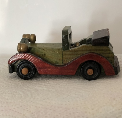 Puinen pieni auto