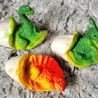 Kolme kuoriutuvaa dinosauruksen poikasta figuureina - pikkukuva 1