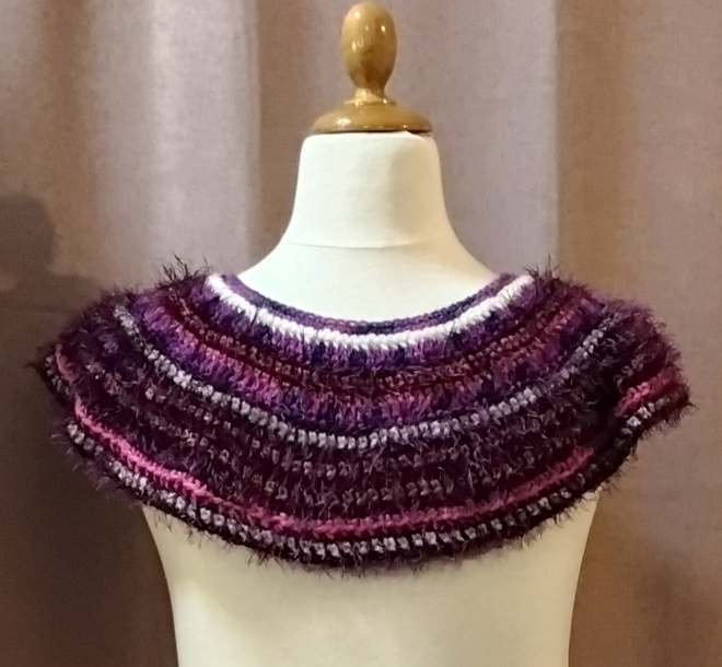 Alina´s Handmade käsityö kauluri violetti, pinkki, valkoinen
