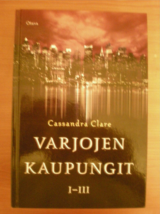 Cassandra Clare: Varjojen kaupungit I-III