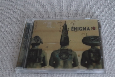 CD Enigma : 3 Le Roi Est Mort, Vive Le Roi!