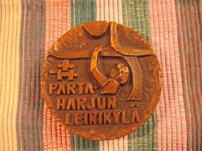 Partaharjun Leirikylä mitali.Suunn.Oka Karvonen 1970.