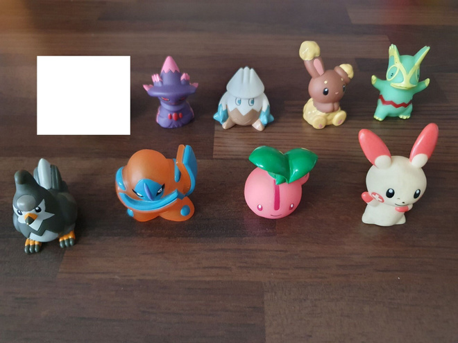Pokemon Bandai figuureja yksittäin myynnissä.