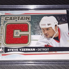 2013-14 ITG Used Captain C Gold #CC01 Steve Yzerman /10 - pikkukuva 1
