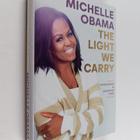 Michelle Obama : The light we carry : overcoming in uncer... - pikkukuva 1
