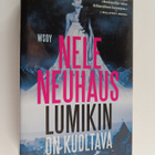 Nelle Neuhaus : Lumikin on kuoltava - pikkukuva 1