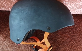 PYÖRÄILYKYPÄRÄ Aikuiselle, Koko 58-62 cm. kuin uusi!