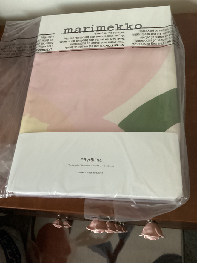 Unikko pöytäliina ja 2 tablettia vaalean punainen