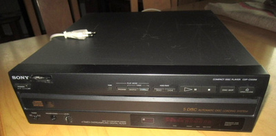 Sony CDP-C500M 5 levyn vaihtajalla cd-soitin Pikku vikainen