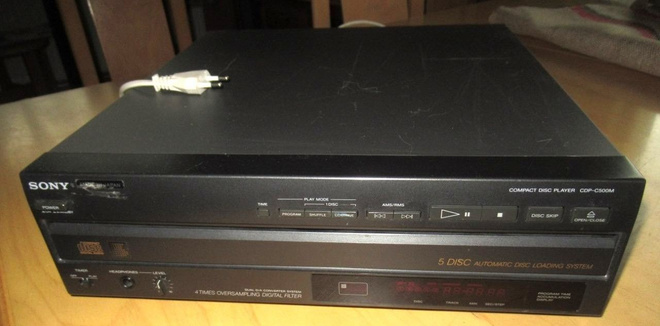 Sony CDP-C500M 5 levyn vaihtajalla cd-soitin Pikku vikainen
