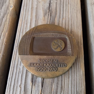 Tumma mitali Suomen Jääkiekkoliitto 1929-1979
