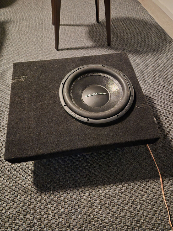 Subwoofer kotelot Mercedes 205 farmariin