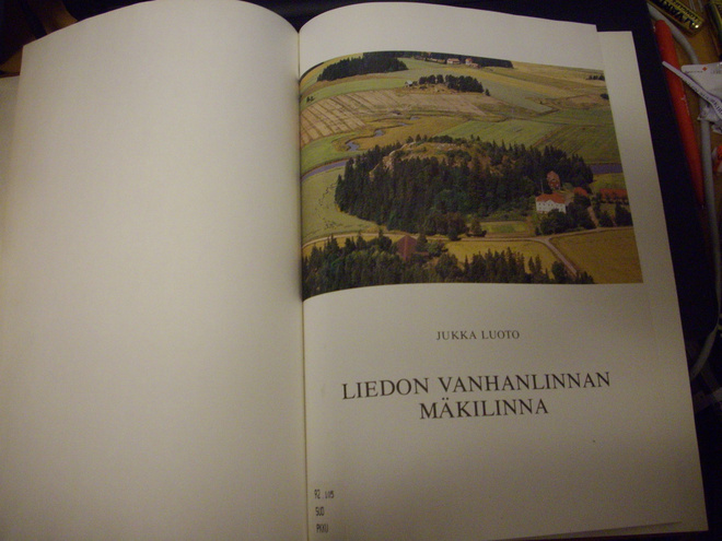 Luoto : Liedon Vanhanlinnan mäkilinna ( 1984 ) EIPK !