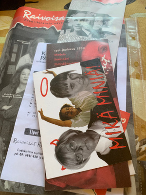 Raivoisat Ruusut esitteitä