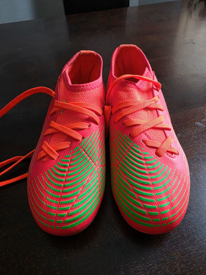 Uudet adidas Predator jalkapallokengät koko 30