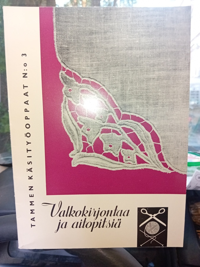 Valkokirjontaa ja aitopitsiä ( SIS POSTIKULU )