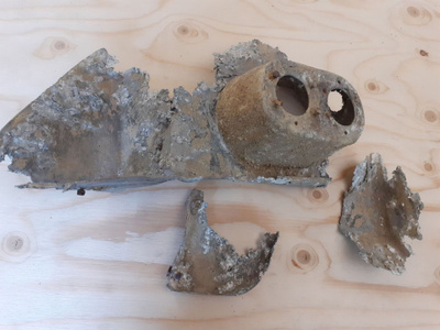 Messerschmitt Bf 109:n mittarien suojapellin jäänteet