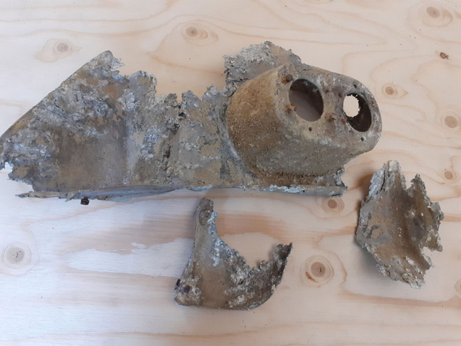 Messerschmitt Bf 109:n mittarien suojapellin jäänteet