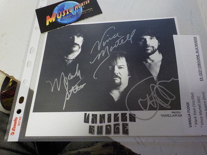 VANILLA FUDGE B/W KUVA KOLMELLA NIMMARILLA