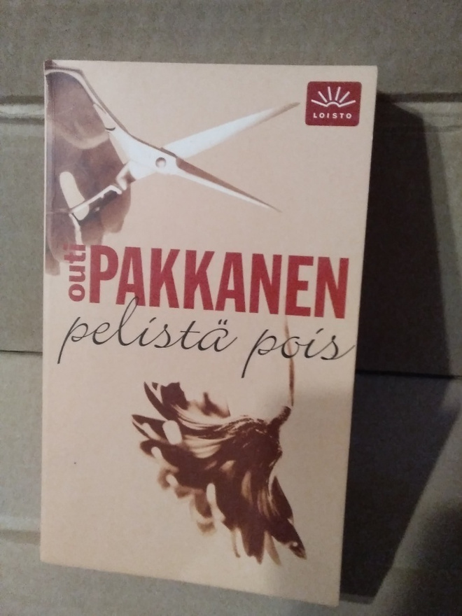 Outi Pakkanen: Pelistä pois -pokkari-