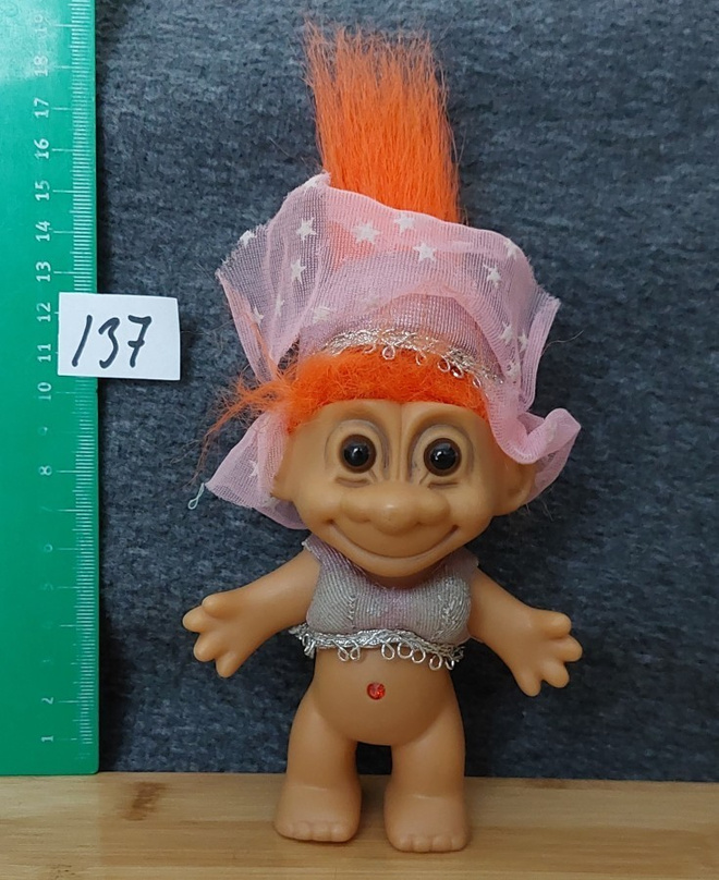 Trolli nro 137 :  oranssit hiukset