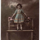 LAPSI / Puupenkillä seisova pieni tyttö, ruusuja. 1900-l. - pikkukuva 2